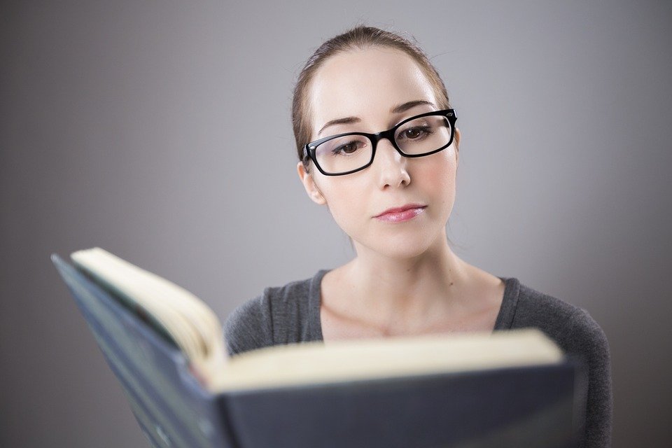 Studente con libro