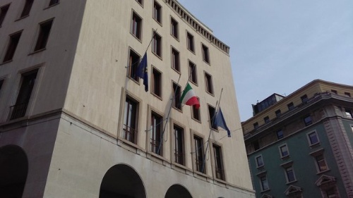 Il palazzo del Consiglio regionale FVG: bandiere a mezz'asta